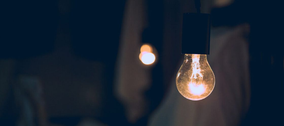 Marile lanțuri de magazine reduc voluntar consumul de energie / Reclamele luminoase vor fi stinse noaptea, iar aerul condiționat va fi limitat