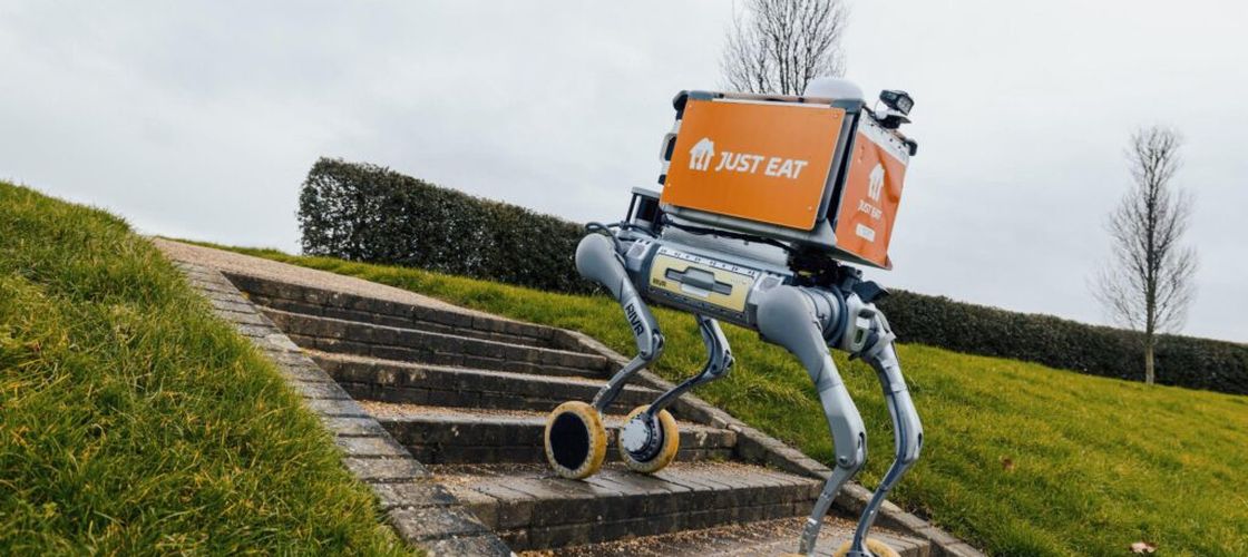 Protest inedit în Philadelphia/ O fostă profesoară de 78 de ani, arestată pentru că a blocat roboții care livrează mâncare/ Legea din Pennsylvania îi tratează pe roboți ca pe pietoni