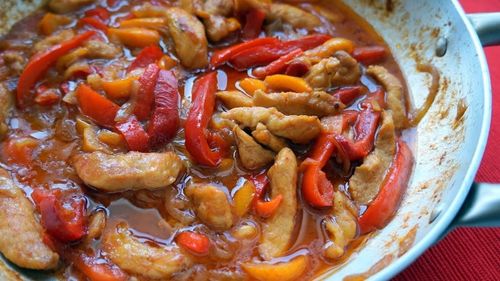 Pui cu ardei, o rețetă italiană rapidă și care pune de acord pe toată lumea