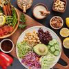 Două tipuri de alimente pe care ar trebui să le consumi mai des pentru a reduce inflamația / Ce au descoperit cercetătorii