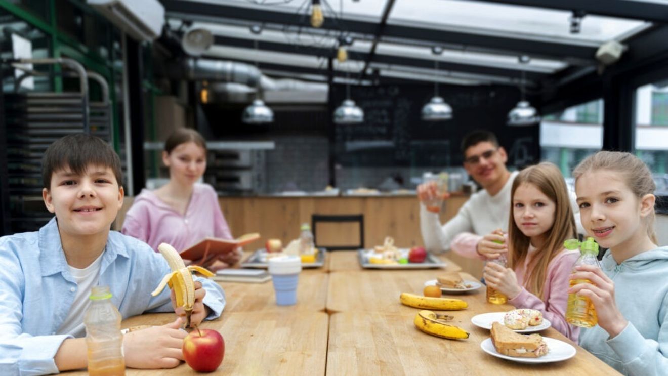 Alimentația sănătoasă se învață, mai ales din propria experiență/ Noile reglementări privind cantinele școlare din Spania interzic băuturile cu zahăr sau energizante și produsele de patiserie industriale