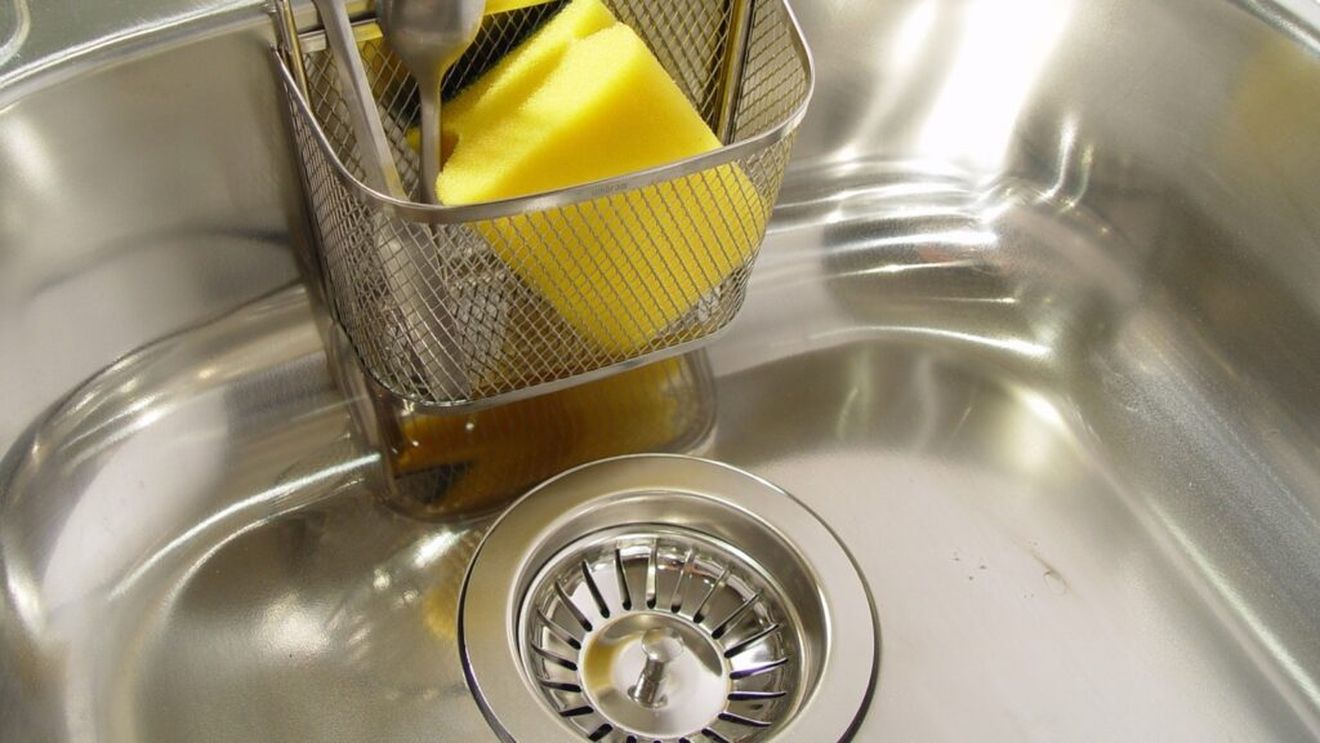 Deşeuri alimentare pe care nu trebuie să le aruncăm în chiuvetă