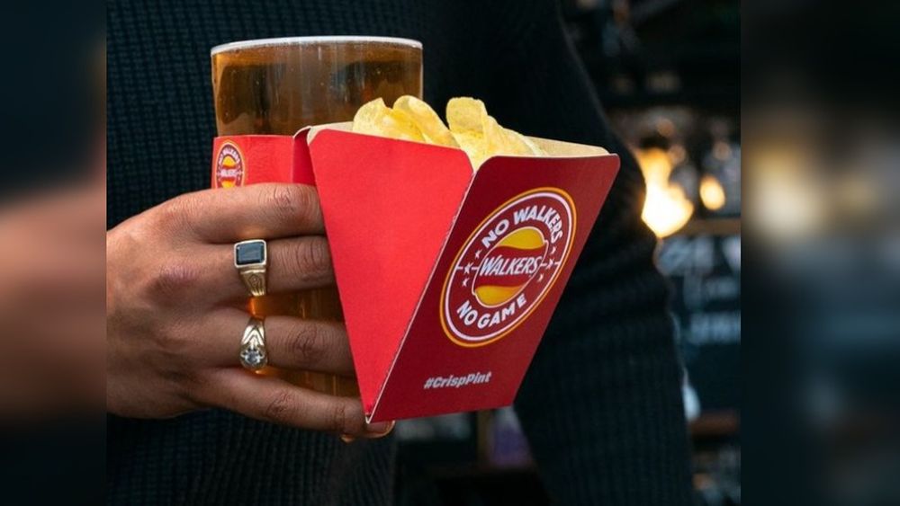 Euro 2024: Un producător de snacksuri a lansat un suport din carton pentru gustări care se atașează la paharul de bere