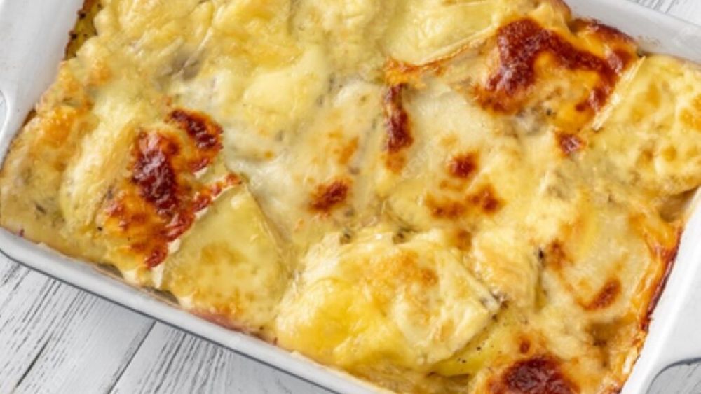 Tartiflette, un preparat tradițional din bucătăria franceză, din cartofi, ceapă, bacon și brânză. Vara se poate servi cu o salată de roșii alături