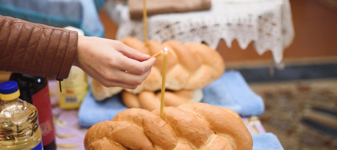 Moșii de toamnă 2026. Când este Sâmbăta Morților și ce alimente se pun în pachetele de pomană