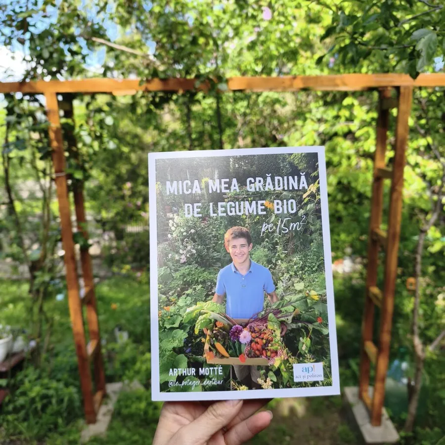 arthur-motte-gradinarit-urban-legume-bio-gradina-pe-balcon-agricultura-urbana-permacultura-gradina-bio-sustenabilitate-cultivarea-legumelor-hrana-sanatoasa-biodiversitate-gradinarit-pentru-incepatori-mica-mea-gradina-de-legume-bio-pe-15-metri-patrati-act-si-politon-legume-cultivate-acasa-autonomie-alimentara-gradinarit-ecologic-gradina-mica-productiva-mini-ferma-urbana-culturi-bio-pe-balcon-tineri-si-gradinarit-natura-si-hrana