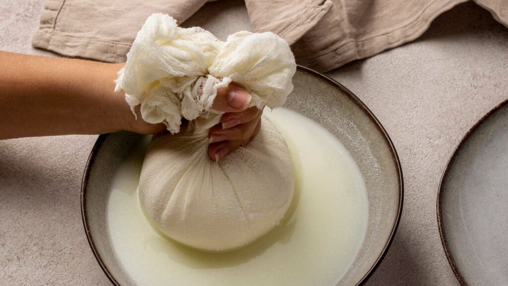 De ce nu ar trebui să arunci apa de la mozzarella / Beneficiile lichidului în care este păstrată brânza sunt neașteptate, spun specialiștii / Poate fi utilizat la salate sau chiar la prepararea pânii