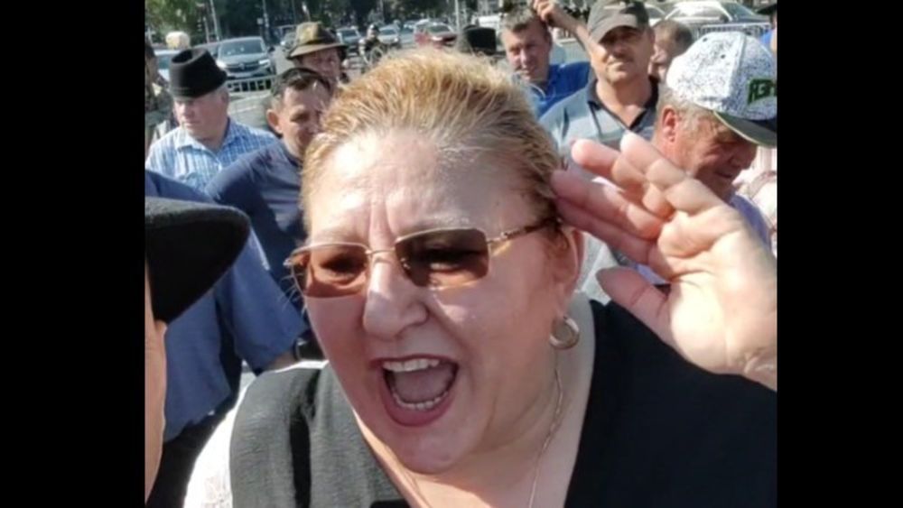 OPINIE Protestul oierilor din Piața Victoriei capătă caracter politic: Diana Șoșoacă, președinte S.O.S și eurodeputat, a fost prezentă printre fermieri/Unul din organizatori este deputat, un altul a strigat „Jos Ciolacu”