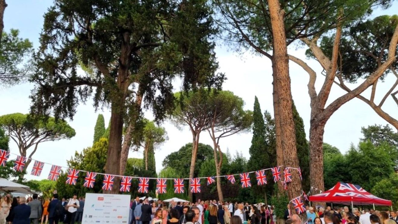 De ce își sărbătorește suveranul britanic ziua de naștere în iunie, deși e născut în noiembrie? Regele Charles va fi omagiat azi la Roma cu o petrecere organizată la reședința ambasadorului UK și un meniu italo-britanic