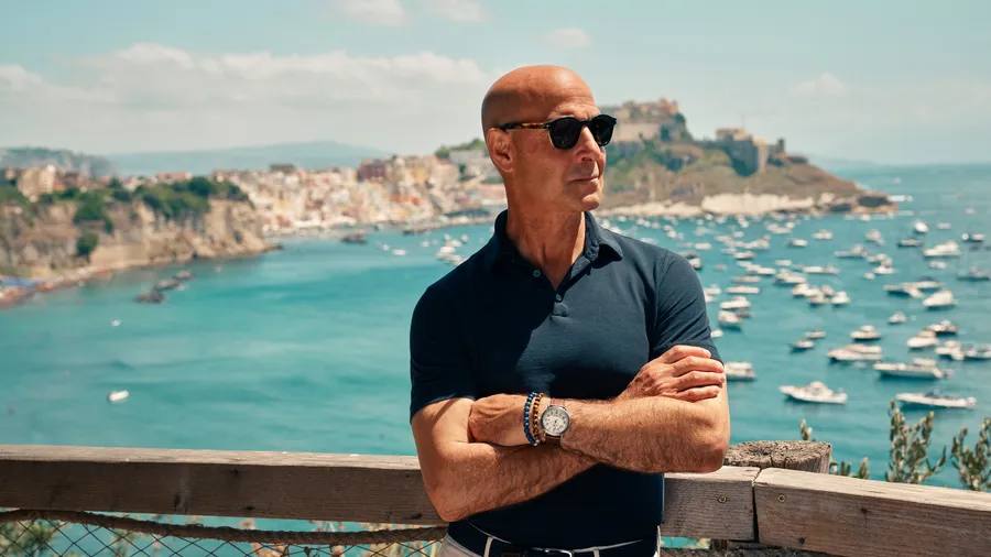 Stanley Tucci în timpul filmărilor pentru seria „Tucci in Italy 2”, explorând regiunile și cultura gastronomică din sudul Italiei