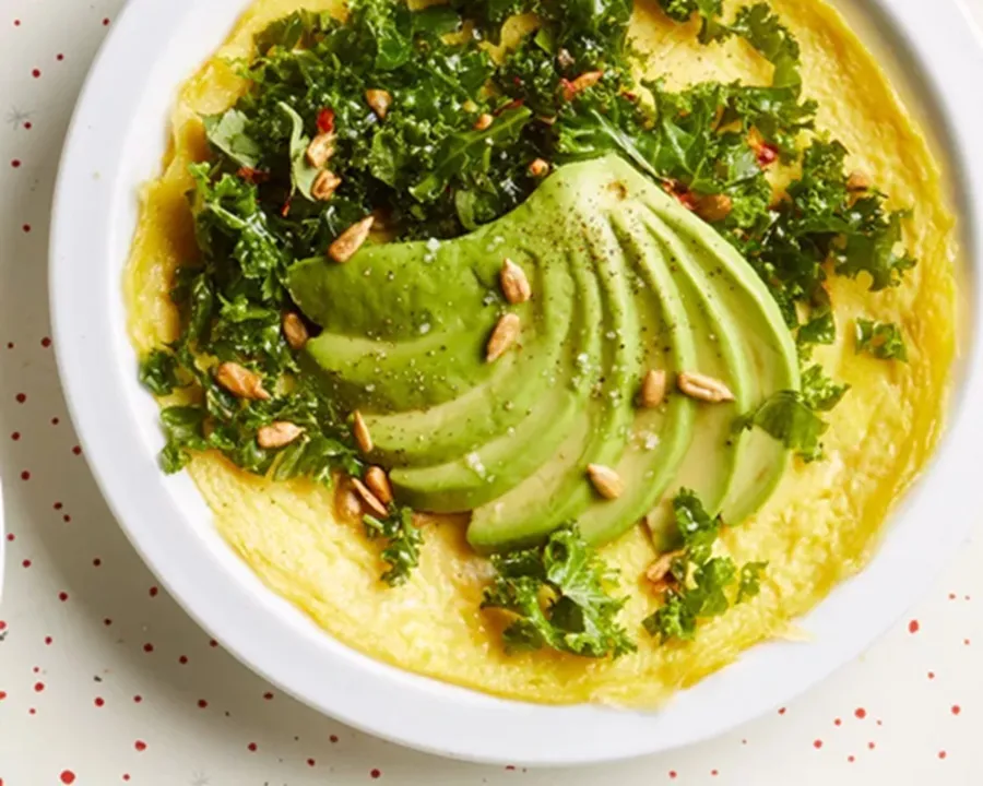 Mic dejun cu omletă și avocado