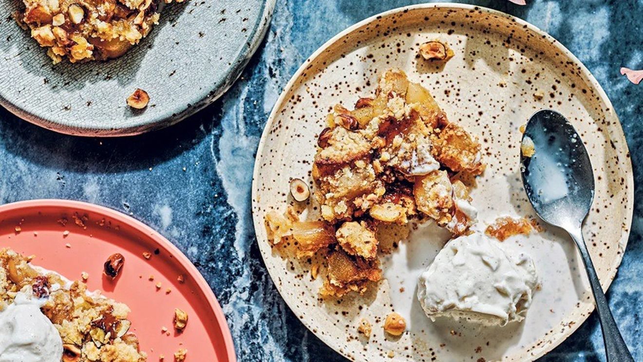 Pere fierte cu crumble de alune și mirodenii / Un desert parfumat, cu un crumble crocant delicios