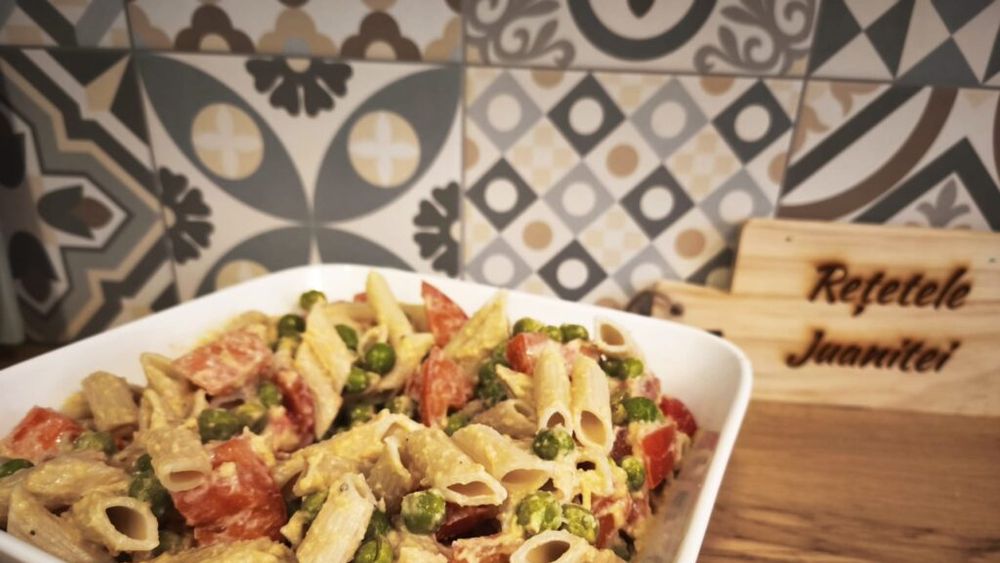 Rețetele Juanitei | Paste cremoase cu mazăre proaspătă sau congelată și roșii/ Trebuie să profităm de legumele proaspete de primăvară/ Ideal și pentru vegani | FOTO