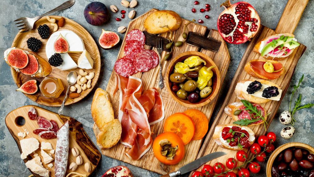 Charcuterie board de Sărbători/ Mezeluri, brânzeturi și alte gusturi complementare ce vor încânta invitații la masa de Revelion