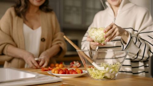 Sfaturi pentru perioada sărbătorilor | Medicii recomandă alternative simple pentru preparatele bogate în zahăr și grăsimi: „E momentul să protejăm obiceiurile sănătoase”