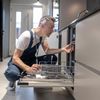 ABC în bucătărie | De ce ar trebui să cureți garnitura mașinii de spălat vase / Depunerile și umezeala pot favoriza apariția mirosurilor neplăcute