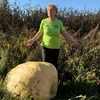 FOTO/VIDEO | Semințe din Spania, provenite de la dovleci premiați, aclimatizate în Maramureș / Soții Mureșan cresc „giganți” de aproape 200 kg și vor să vândă semințele online