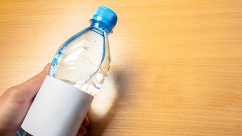 Sticla de apă reutilizabilă, un focar de bacterii / Un medic avertizează că poate avea mai multe bacterii decât îți poți imagina