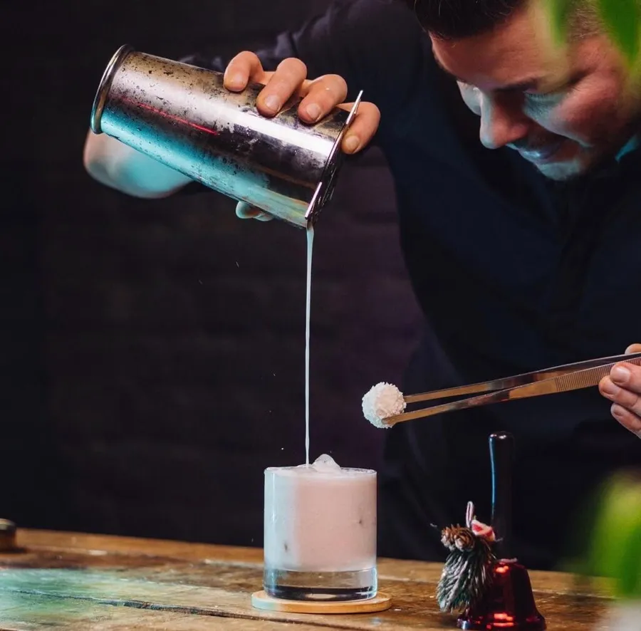 bartending - flair bartending - Valentin Luca - cocktailuri - mixologie - cultura cocktailurilor - barman profesionist - rețete cocktailuri - tehnici bartending - cocktailuri acasă