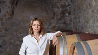INTERVIU | De ce vinul românesc rămâne invizibil în străinătate? Marinela Ardelean, critic de vin şi autor: „Cred că seamănă cu un atlet excelent care ajunge la o echipă mare, dar nu performează pentru că nu se poate ajusta la viața de zi cu zi”