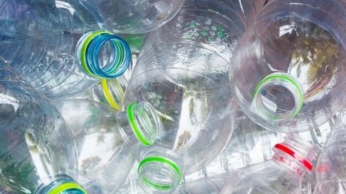 Ministrul Mediului avertizează că statul român a plătit, până în prezent, o taxă de un miliard de euro pe plasticul nereciclat. El cere cooperarea tuturor instituțiilor din administrație pentru a face progrese în tratarea deșeurilor