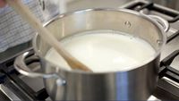 ABC în bucătărie | Cum să fierbi laptele fără să dea în foc. Trucurile simple ca să păstrezi aragazul curat