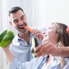 Ce să mănânci pentru a proteja bacteriile „bune” din cavitatea bucală. Alimentele care susțin microbiomul oral