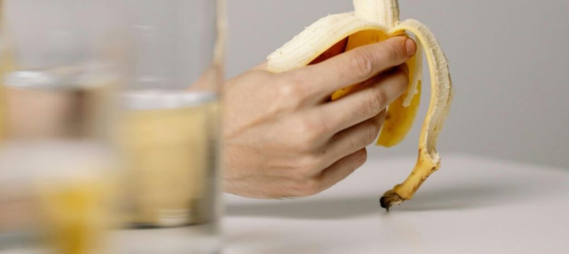 Fibrele albe din banană pe care le aruncăm pot avea beneficii pentru sănătate. Ce conțin, de fapt, aceste fâșii