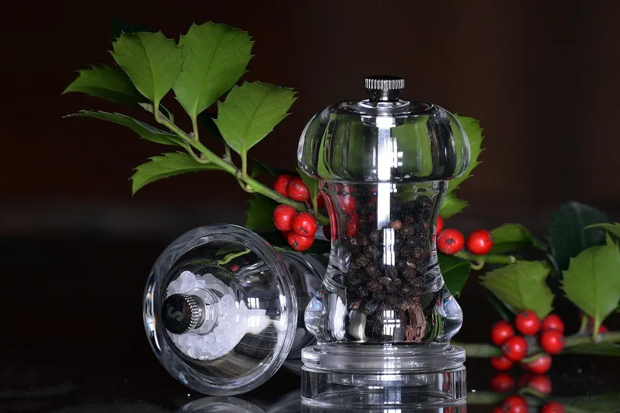 sare si piper pe masa