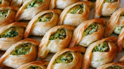 VIDEO / Bărcuțe de aluat umplute cu orice, sau celebrele pastizzi din Malta, gustarea tipică a acestei insule mediteraneene. Au o istorie de câteva secole și se vând la orice colț de stradă