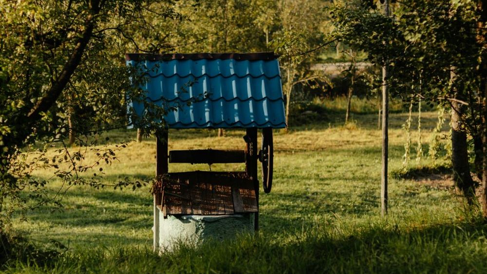 Se taxează apa din fântâni? Ce prevede, de fapt, legea și de unde au apărut teoriile despre contoare, sigilări și închisoare