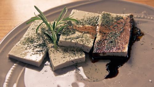 ANALIZĂ: Cum au ajuns tofu, porcușorii de guinea și somonul în rețete prezentate ca fiind „tradițional românești”