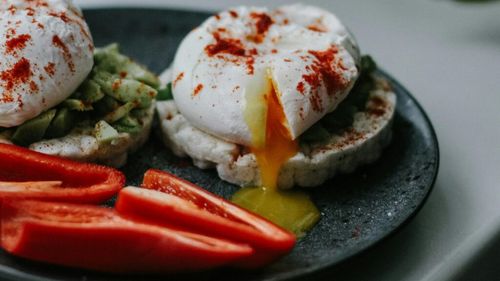 Stăpânește arta ouălor poșate perfecte, cu această rețetă de mic dejun/De ce să faci ouă poșate și cum le poți servi, pentru a fi și mai hrănitoare