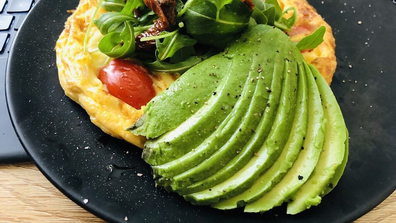 Mic dejun gustos, ideal pentru o dimineață de sâmbătă: Omletă cu avocado și roșii / Potrivit nutriționiștilor, consumul unui mic dejun echilibrat ajută la menținerea unui metabolism sănătos
