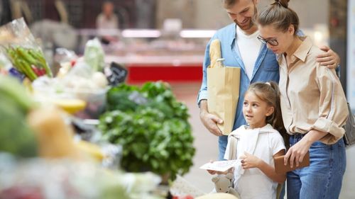 Tot mai mulţi consumatori vor să facă achiziții în magazine fizice  - studiu / Mulți oameni s-au îndepărat de HoReCa și cheltuiesc mai puțin pe livrările de alimente