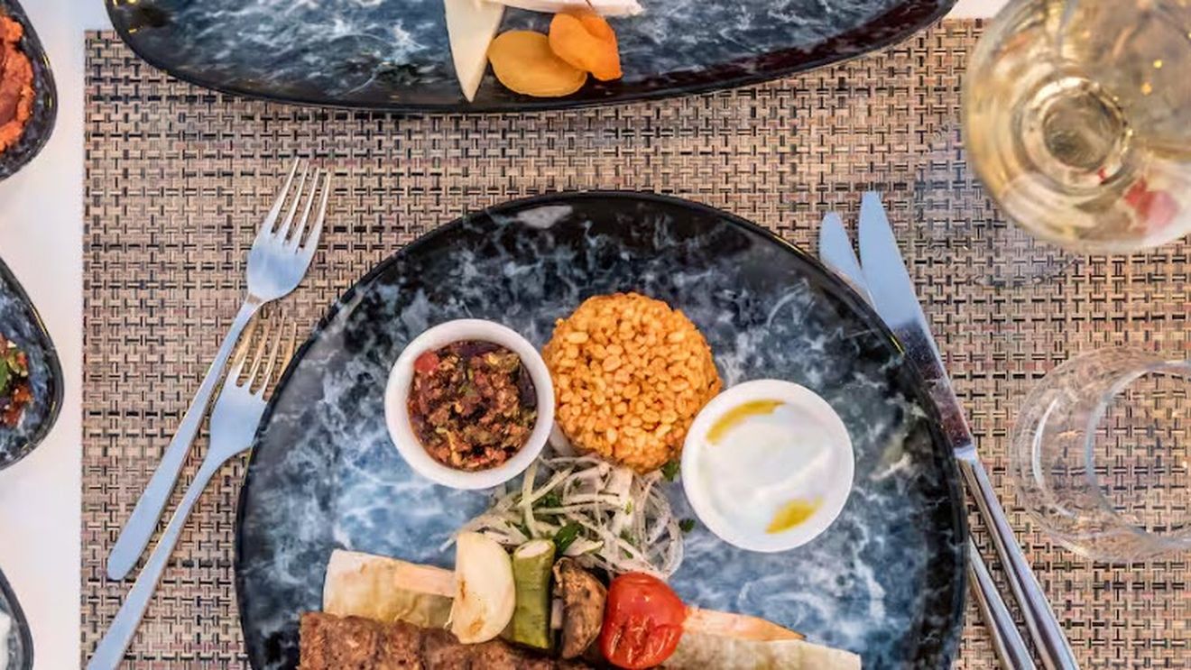 Celebrul „all inclusive” care a atras turiștii pe litoralul turcesc ar putea fi desființat/ Guvernul Turciei vrea să combată astfel risipa alimentară