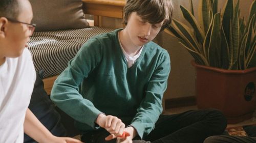 Este sigur pentru copii să bea cofeină? Iată ce spune un pediatru  despre potențialele riscuri, beneficii și efecte generale pe care le poate avea cofeina asupra copiilor și adolescenților