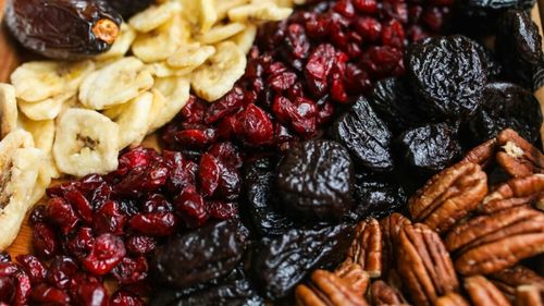 Nouă obligativitate la nivelul UE: Producătorii trebuie să indice pe ambalaj originea mai multor alimente. Pe listă sunt fructele uscate și oleaginoase, ciupercile necultivate, șofranul, caperele, fructele și legumele proaspete ambalate