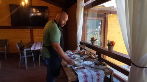 FOTO-VIDEO | Raul, fost pompier, azi gazdă de brunch-uri autentice / A deschis un punct gastronomic local: „Vreau să discut cu oamenii, să le povestesc despre mâncare, despre ceea ce pun în farfurie. La mine, mâncarea este o poveste”