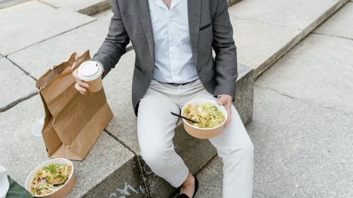 VIDEO | „Sunt corporatist, deci mănânc”: Ce opțiuni de masă ai în zona Dristor din București, dacă ești pe fugă sau între două ședințe pe „Zoom”