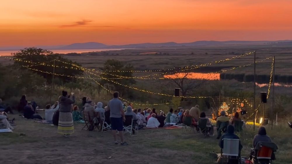 Sezonul turistic la cetatea Enisala din Tulcea, deschis de artistul fotograf Răzvan Voiculescu cu evenimente gastro-culturale la care au fost invitaţi Nicu Alifantis şi Ada Milea