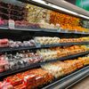 Când românii merg doar ”în vizită” la supermarket! Consumul scade de 6 luni, iar teama de criză schimbă obiceiurile!
