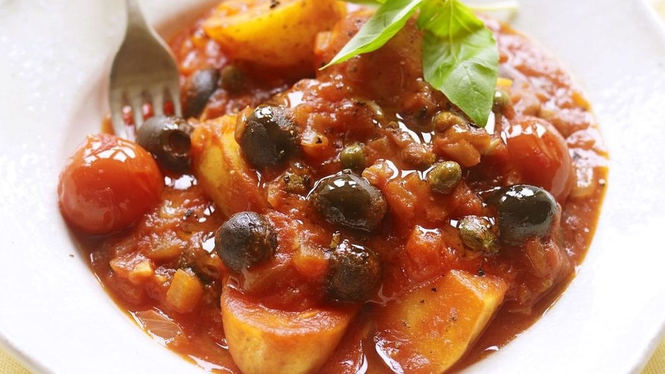 Cartofi alla puttanesca, o retetă simplă și gustoasă într-o singură tigaie, inspirată de cea similară de paste. O mâncare de post rapidă care merge în fiecare zi