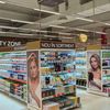 FOTO | Kaufland lansează un proiect-pilot de tip „Beauty Zone” în magazinul din Barbu Văcărescu / Servicii de manichiură și machiaj, între rafturile magazinului / O oglindă dotată cu AI îți recomandă ce produse de îngrijire să folosești