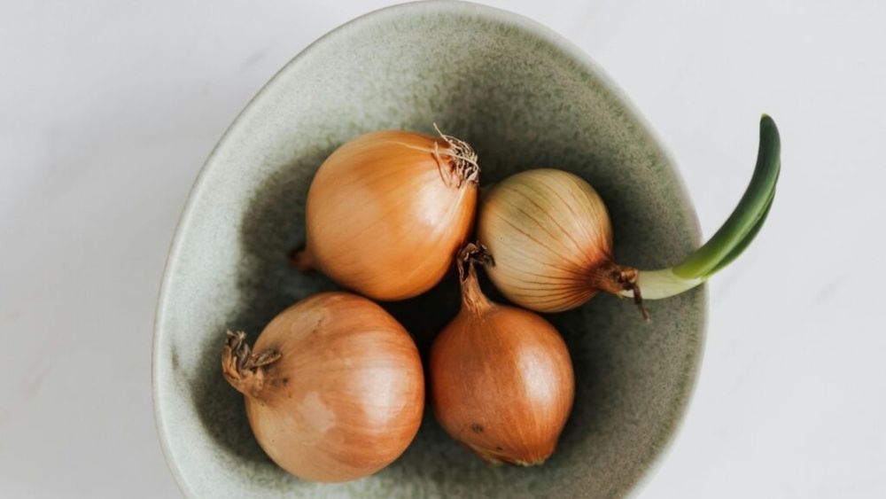 Știai că banala ceapă are un posibil efect anticancerigen? / Cu reale proprietăți antibacteriene, ceapa conține și substanțe ce pot ajuta la reglarea glicemiei, dar sprijină și sănătatea inimii și pe cea intestinală dar este de ajutor și în curele de slăbire