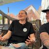 FOTO-VIDEO | Un cuplu care s-a cunoscut în Indonezia a transformat o casă veche din Cisnădioara într-o pensiune cu mâncare tradițională, artă și muzică: „Facem ceea ce am învățat petrecând timp pe lângă bunicile, mamele și mătușile noastre”
