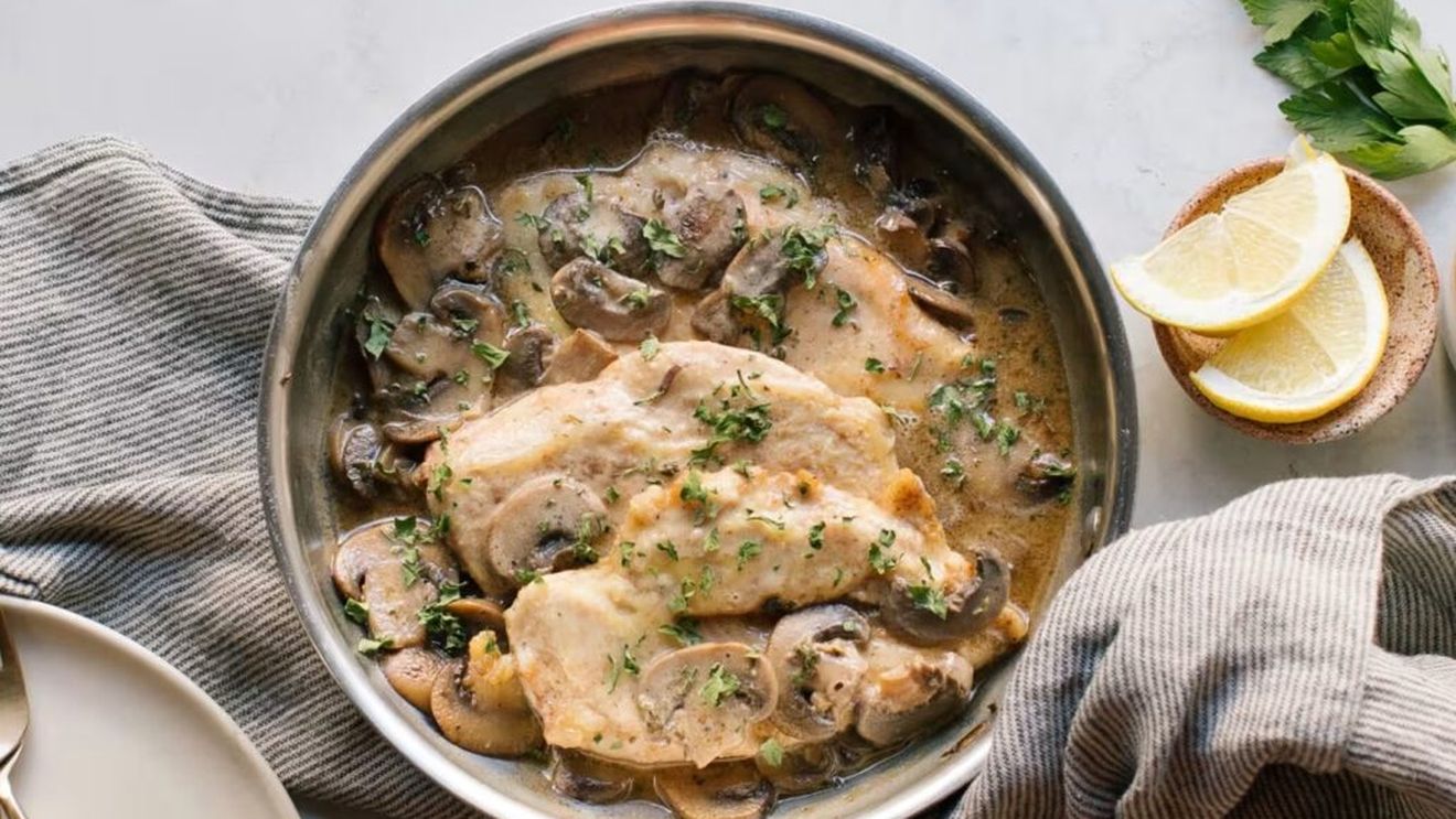 Rețetă de pui Marsala, pentru un prânz delicios și sănătos/Secretul este vinul Marsala, dar trebuie să știi exact cât să pui