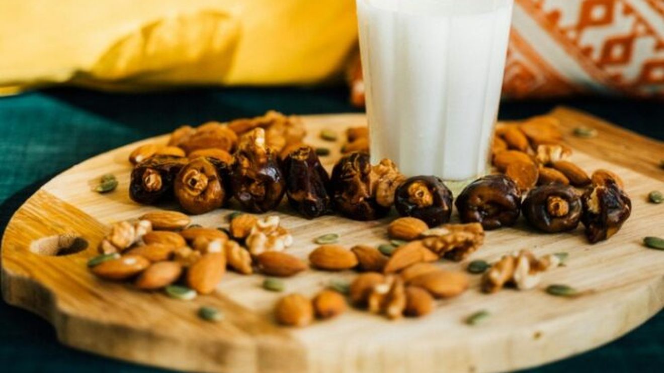 ABC în bucătărie | Cum prepari acasă „lapte” vegetal din fistic, migdale sau caju/ Nu adăuga zahăr, dacă vrei să-l îndulcești, pune-i curmale și arome