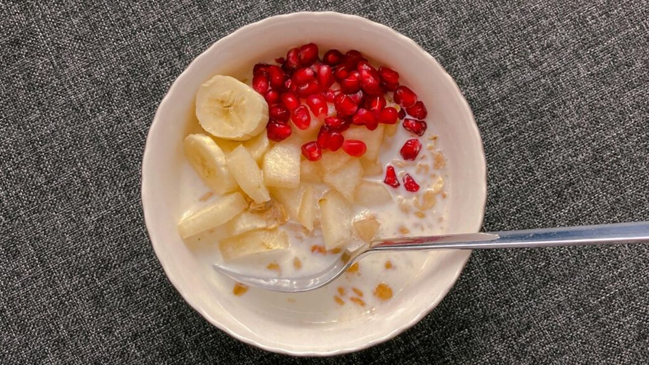 Un dietetician dezvăluie care sunt cele mai bune combinații alimentare pentru sănătatea ta și în ce situații trebuie să le eviți / Cui îi este interzis că consume lapte cu banana și lămâie cu ceai verde