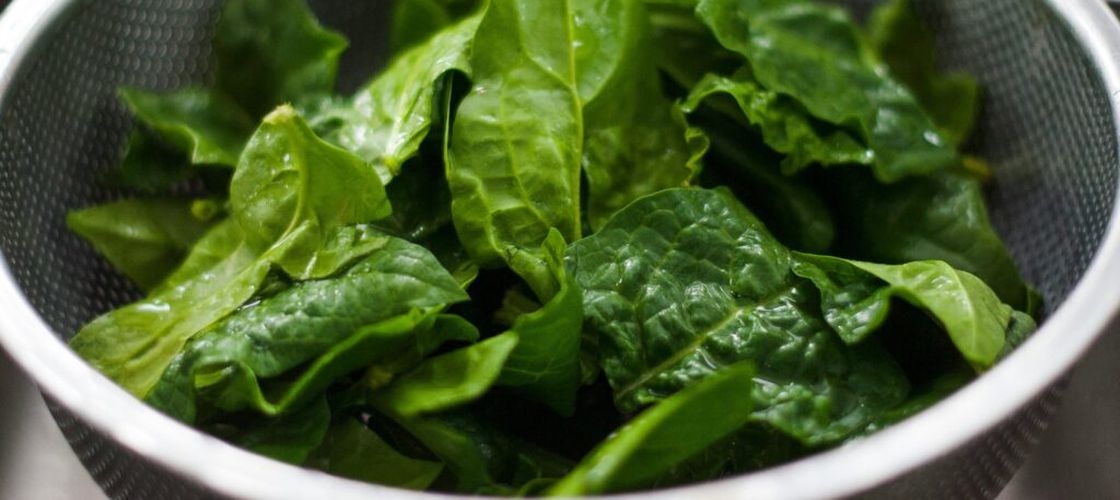 Nu este suficient să treci salata sub jet de apă / Cum se spală corect verdețurile pentru a reduce riscul de bacterii și paraziți